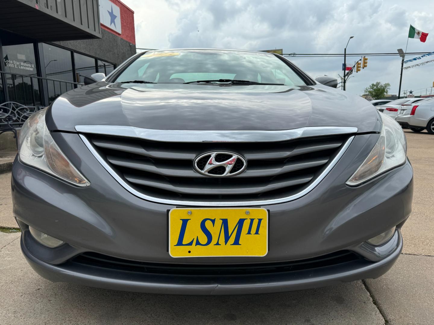 2013 GRAY /Gray HYUNDAI SONATA GLS 4dr Sedan (5NPEB4AC4DH) with an 2.4L I4 engine, Automatic 6-Speed transmission, located at 5900 E. Lancaster Ave., Fort Worth, TX, 76112, (817) 457-5456, 0.000000, 0.000000 - This is a 2013 Hyundai Sonata GLS 4dr Sedan that is in excellent condition. There are no dents or scratches. The interior is clean with no rips or tears or stains. All power windows, door locks and seats. Ice cold AC for those hot Texas summer days. It is equipped with a CD player, AM/FM radio, AUX - Photo#1